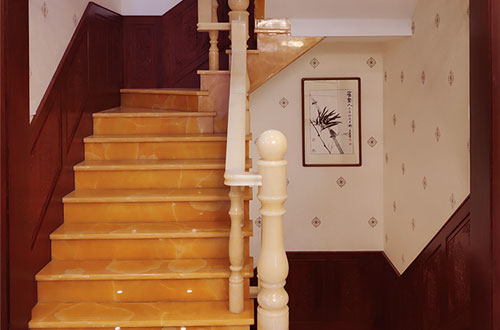 敦化中式别墅室内汉白玉石楼梯的定制安装装饰效果